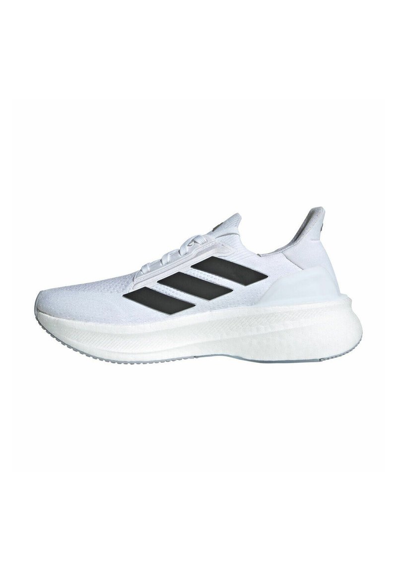 Weißer Sportschuh mit einem gestrickten Obermaterial, ausgestattet mit drei schwarzen diagonalen Streifen, einer strukturierten Sohle und einer gepolsterten Ferse zur Unterstützung.