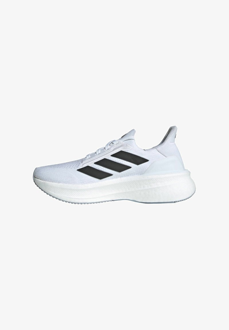 Weißer Sportschuh mit einem gestrickten Obermaterial, ausgestattet mit drei schwarzen diagonalen Streifen, einer strukturierten Sohle und einer gepolsterten Ferse zur Unterstützung.