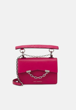 Rosa Lederhandtasche mit strukturiertem Design, metallischen Kettenakzenten und einem auffälligen oberen Tragegriff. Verfügt über ein geprägtes Logo am Griff.