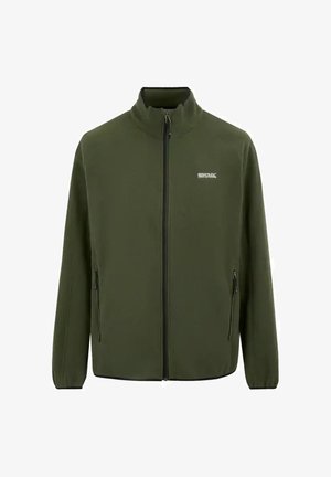 Olijfgroene jas met volledige ritssluiting, hoge kraag, elastische manchetten, twee zijzakken met rits en klein wit logo op de borst.