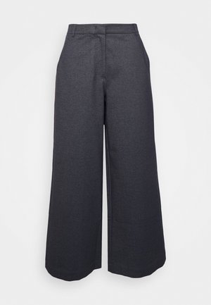 Ciemnoszare, szerokie, skrócone spodnie z wysokim stanem i detalami przedniego szwu, przedstawione na białym tle.