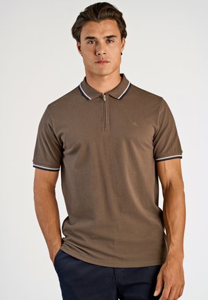 Brun polo shirt med korte ærmer, der har en lynlås-krave og marineblå og hvide striber på kraven og ærmerne.