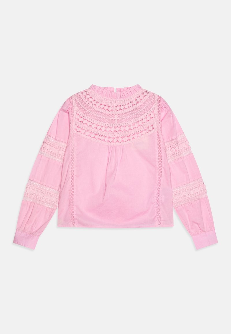 Blouse rose à manches longues présentant des détails en dentelle complexes sur les épaules et les manches, avec un col haut à volants et une coupe décontractée.