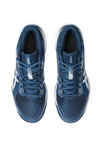 Des chaussures de sport bleues avec une tige en tissu mesh, des accents et des lacets blancs, un col rembourré et une semelle texturée pour une meilleure adhérence.