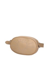 Marsupio in pelle beige a forma arrotondata, con borchie d'argento disposte a forma di cuore e raggi di sole, e chiusura con zip.