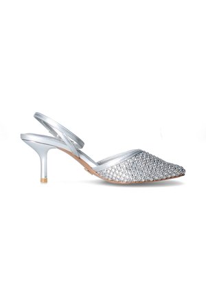 Scarpa argento con tacco kitten a slingback, punta appuntita ricoperta di strass scintillanti, cinturino liscio e suola beige.