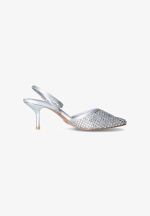 Scarpa argento con tacco kitten a slingback, punta appuntita ricoperta di strass scintillanti, cinturino liscio e suola beige.