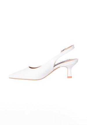 Decolleté slingback bianca con punta a punta, tacco basso curvo e cinturino regolabile con fibbia.