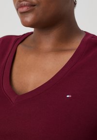 Tommy Hilfiger Curve SLIM CODY - Camiseta básica - deep rouge