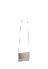 Sac en bandoulière transparent avec une texture dorée scintillante, de forme rectangulaire, et une bandoulière en chaîne métallique pour le porter.