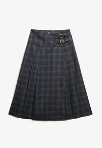 Jupe kilt plissée gris foncé avec un motif à carreaux bleu subtil et deux sangles de ceinture en cuir noir à la taille.