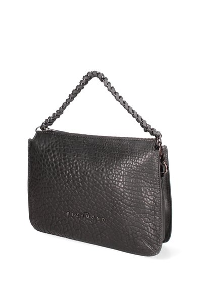 Borsa a tracolla nera in pelle con finitura testurizzata, dotata di tracolla intrecciata e logo in rilievo sul davanti. Forma rettangolare.