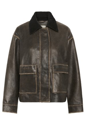 Veste en cuir marron avec un col en velours côtelé noir, design carrée, deux poches avant à patch et détails de couture visibles.