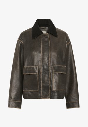 Veste en cuir marron avec un col en velours côtelé noir, design carrée, deux poches avant à patch et détails de couture visibles.