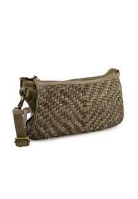 Olivengrøn vævet clutch-taske med et tekstureret mønster, lynlåslukning og justerbar rem. Fremstillet af læder med en struktureret form.