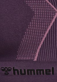 Lila Sport-BH mit einem strukturierten Muster, kontrastierenden rosa Akzenten und einem schwarzen "hummel"-Logo am unteren Rand.