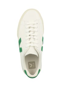 Sneaker in pelle bianca con logo V in suede verde e dettagli coordinati. Presenta lacci piatti e una punta arrotondata. Soletta in bianco texturizzato visibile.