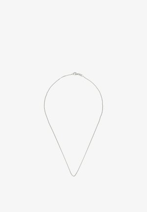 Delicata collana a catena in argento con piccolo moschettone, esposta su sfondo bianco.