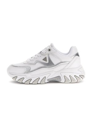 Sneaker basse bianche e argento con suola spessa e testurizzata, allacciatura frontale e logo triangolare sul lato.
