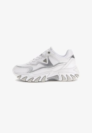 Sneaker basse bianche e argento con suola spessa e testurizzata, allacciatura frontale e logo triangolare sul lato.
