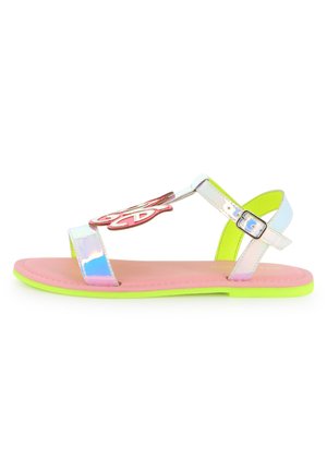 Gyermek nyitott orrú szandál irizáló pántokkal, rózsaszín talppal, neonzöld talpazattal és dekoratív rózsaszín-fehér pillangóval a tetején.
