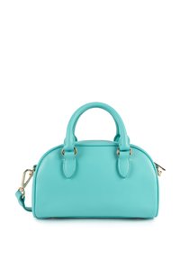 Sac à main en cuir turquoise de forme arrondie, avec deux poignées supérieures et une bandoulière amovible. Accents en matériel doré. Texture lisse.