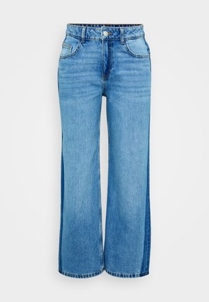 Vaqueros de mezclilla azul claro de pierna ancha con cintura alta, que cuentan con dos bolsillos delanteros, cierre de botón y paneles laterales en contraste.