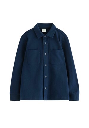 Navyblauer Knopf-Jacke aus weichem Stoff, mit langen Ärmeln, zwei Brusttaschen und einem klassischen Kragen.