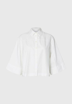 Weißes Hemd mit Knöpfen, breiten dreiviertel Ärmeln und klassischem Kragen, flach auf einem hellgrauen Hintergrund dargestellt.