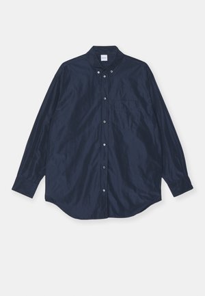 Navyblauwe overhemd met lange mouwen, satijnen textuur, inclusief enkele borstzak en afgeronde onderrand. Voorzien van knoopsluiting bij de kraag en manchetten.