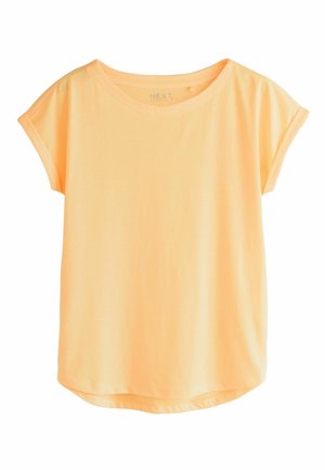 Tricou lejer cu mâneci scurte, de culoare piersică, cu manșete desfăcute și decolteu rotund, pe un fundal alb.