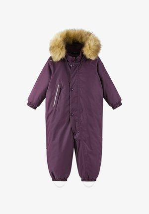 Mono de nieve morado aislado con capucha de piel sintética, cierres de cremallera y botones a presión, puños elásticos y dos bolsillos laterales con acentos reflectantes.
