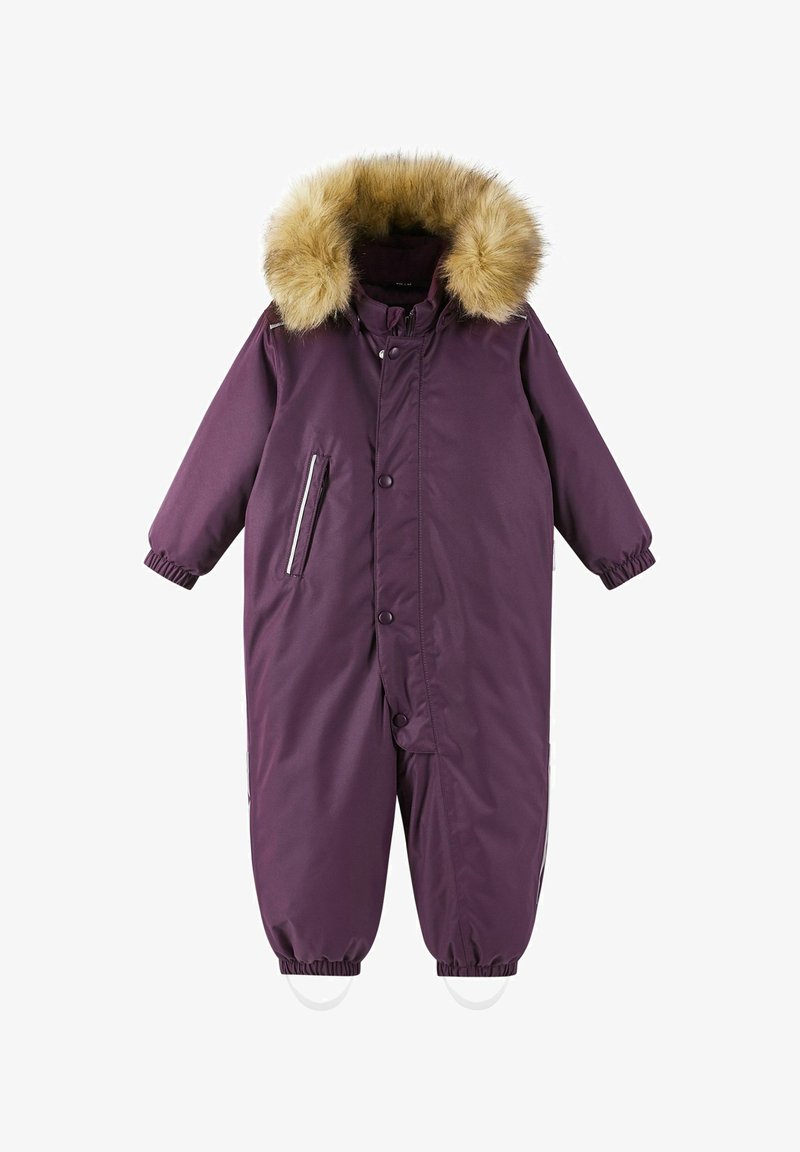 Fioletowy ocieplany kombinezon narciarski z kapturem z sztucznego futra, zamkiem błyskawicznym i zatrzaskami, elastycznymi mankietami oraz dwoma bocznymi kieszeniami z odblaskowymi akcentami.
