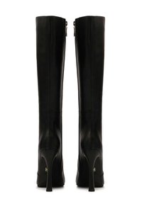 Stivali in pelle nera al ginocchio con un design elegante, punte affusolate e alti tacchi a stiletto, dotati di una cerniera sul retro per la chiusura.