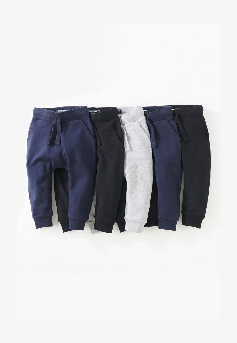 Fünf Paar Jogginghosen ausgestellt: navy, schwarz, dunkelgrau, hellgrau und ein weiteres navy. Sie verfügen über einen elastischen Bund und Taschen.