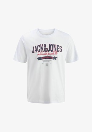 Maglietta bianca in cotone a maniche corte, con testo grafico audace in blu navy e rosso "JACK&JONES" e dettagli decorativi a nastro.