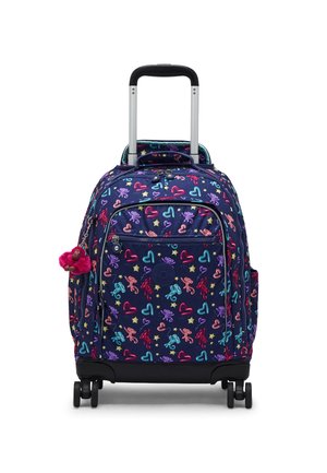 Mochila con ruedas con patrones coloridos de monos, corazones y estrellas sobre tela azul oscuro, con un llavero de mono rosa y un asa telescópica.