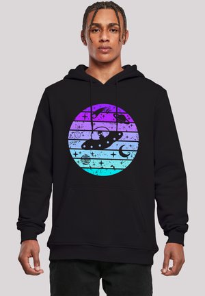 Schwarzer Hoodie mit einem kreisförmigen Design, das lila bis blaue Farbverlaufstreifen zeigt und ein Raumfahrzeug, Sterne und Planeten im verwaschenen Stil abbildet.