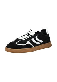 Schwarze Wildleder-Sneaker mit weißen Akzenten und Streifen, weißen Schnürsenkeln und einer Gummisohle, die ein sportliches Design und eine angenehme Textur bietet.