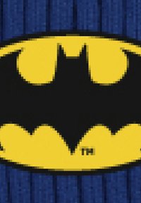 Simbolo di pipistrello nero su uno sfondo ovale giallo, posizionato su una superficie blu striata e texturizzata. Il design presenta uno stile grafico audace.