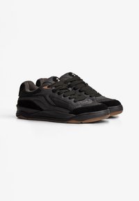 Sneakers negre cu un amestec de piele și velur, accente texturate, vârf rotund, talpă plată din cauciuc și închidere cu șireturi.