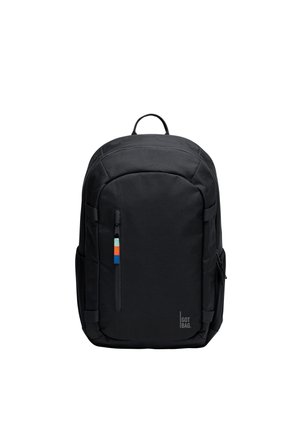Sort rygsæk med front lodret lynlås og et lille farvet mærke, sidelommer i mesh og "GOT BAG" logo nær nederste højre hjørne.