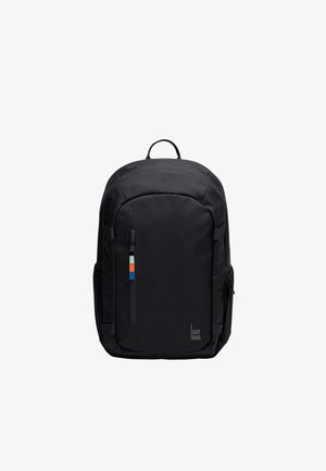 Sort rygsæk med front lodret lynlås og et lille farvet mærke, sidelommer i mesh og "GOT BAG" logo nær nederste højre hjørne.
