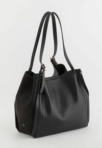 Czarna torebka wykonana z teksturowanej skóry i zamszu, z podwójnymi uchwytami i złotymi akcentami. Przestronny design z delikatnie zaokrąglonymi krawędziami.