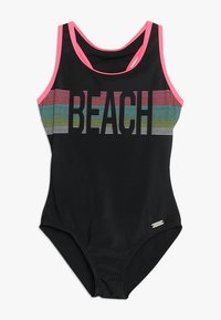 Maillot de bain noir une pièce avec des accents roses, présentant un texte audacieux "PLAGE" en bandes multicolores sur la poitrine. Texture du tissu lisse.