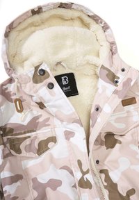 Kamuflasjefarget jakke i lyse beige og brune toner, med fleece-fôret hette, trykknapper og to frontlommer. Mykt, strukturert stoff.