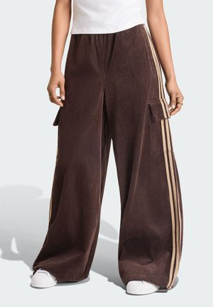 adidas Originals, ADIDAS ORIGINALS CORDUROY 3S CARGO PANTS - Reisitaskuhousut - aurora coffee khaki six