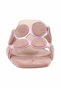 Sandal in camoscio rosa con accenti circolari ritagliati, suola piatta e texture liscia, dotata di punta arrotondata e design minimalista.