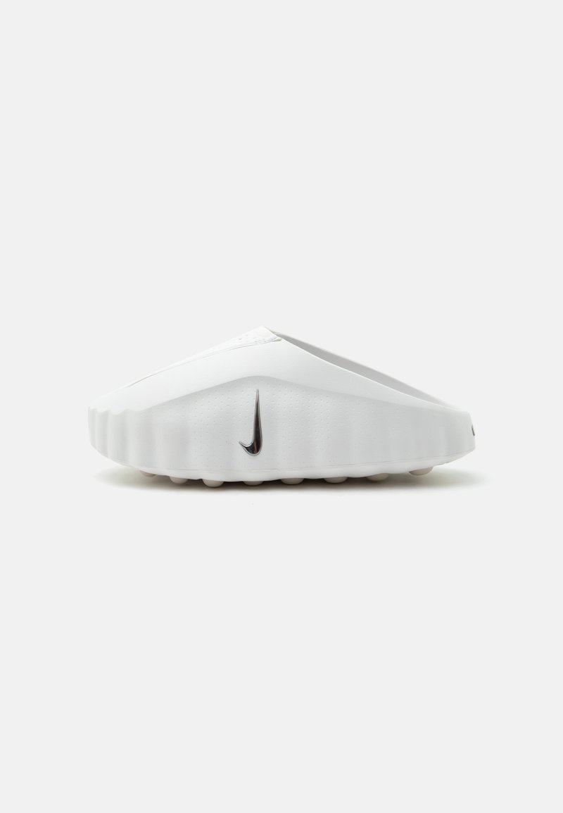 Άσπρο σανδάλι τύπου slip-on με υφή και ραβδωτή σόλα και μαύρο λογότυπο Nike στο πλάι, σε απλό φόντο.