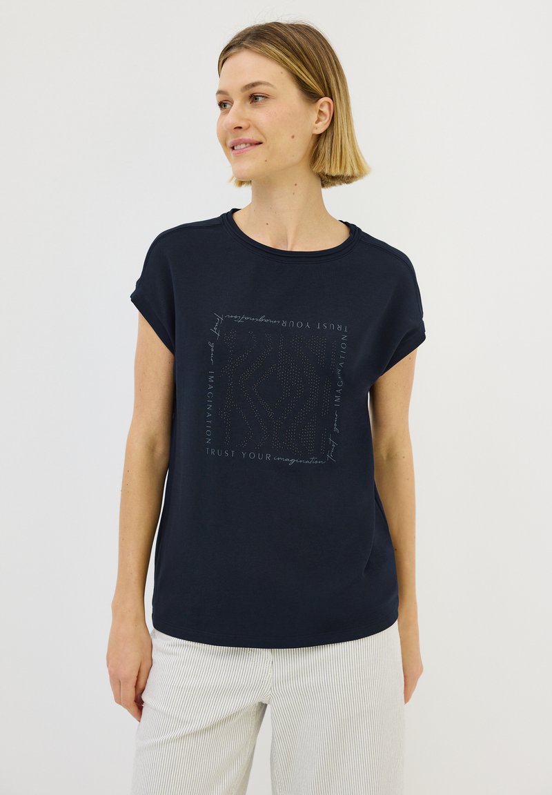 T-shirt en coton bleu marine à manches courtes, arborant un imprimé textuel graphique « FAIS CONFIANCE À TON IMAGINATION » dans un design contrastant.